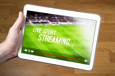 Adam izlemek canlı spor stream online mobil cihazla. Tablet hayali video oynatıcı ile tutarak ve akış servisi el.