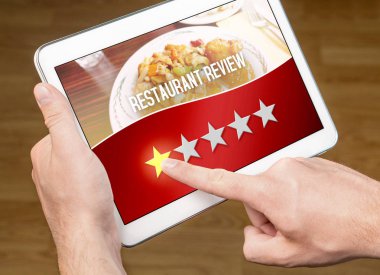 Kötü Restoran İnceleme. Bir hayali eleştiri sitesi, uygulama veya Web sitesinde korkunç derece tablet ile vererek hayal kırıklığına uğramış ve memnun müşteri. Bir beş yıldız lokali, kafe veya bistro