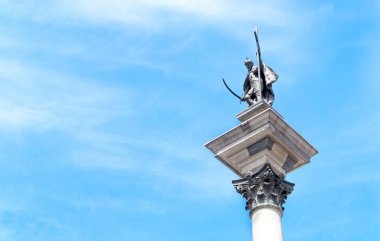 Heykel ve heykel mavi gökyüzü ve bazı bulutlar kopya alanı ile karşı. Polonya Sigismund'ın sütun. Varşova'daki ünlü Simgesel Yapı ve turizm cazibe.