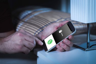 Gecenin bir yarısı telefon görüşmesi. Sarhoş ya da eşek şakası eski kız arkadaşı ile yatak odasında smartphone için aradım. İtiraf seviyorum. Hacker ya da cep telefonu ile ceza.