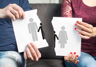 Kesin şunu, boşanma, çocuk ve en son aile ayrı konsept ortak velayet. Kötü ebeveynlik. Yasal mücadele çocuklar hakkında. Adam, bir kağıt sökük iki kadın ve çocuk simgesi.