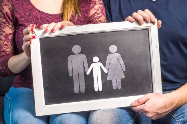 Çocuk sahibi olmak, Bebek planlama, raising çocuklar, evlat edinme, ebeveyn veya infertilite kavramı. Adam ve ailesi ile blackboard tutan kadın.