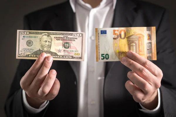 Dólar Euro Empresário Fato Com Notas Factura Ambas Moedas Taxa — Fotografia de Stock