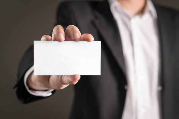 Деловой человек с пустой белой визиткой
.