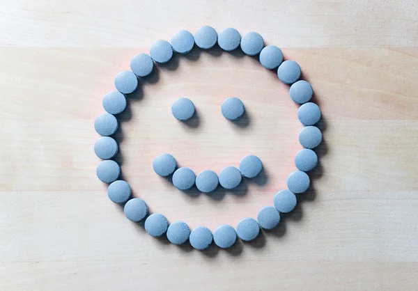 Veselý Obličej Pilulky Dřevěný Stůl Šťastný Pozitivní Pocit Úspěšného Hojení — Stock fotografie