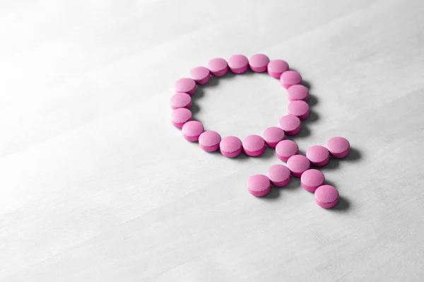 女人的药 更年期 Pms 月经或雌激素的概念 女性健康 在木桌上用粉红色的红药丸或片剂制作的性别符号 — 图库照片