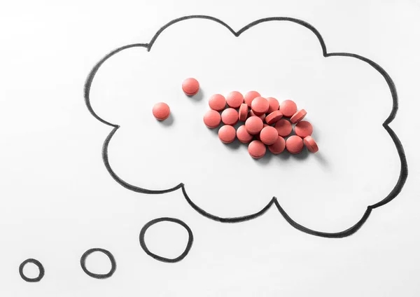 薬物中毒や問題や疑問の適切な薬物治療の概念 思考ふきだしと思った雲手に描かれたペーパー マーカーで薬の山 — ストック写真