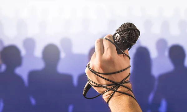 Lámpaláz Nyilvános Beszéd Vagy Éneklés Rossz Karaoke Élő Emberek Tömeg — Stock Fotó