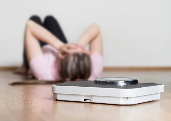 Gewicht Verlies Fail Concept Schaal Depressief Gefrustreerd Verdrietig Vrouw Liggend — Stockfoto