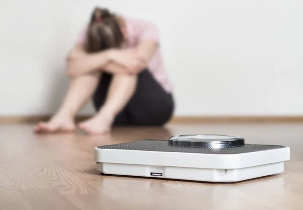 Gewicht Verlies Fail Concept Schaal Depressief Gefrustreerd Verdrietig Vrouw Zittend — Stockfoto