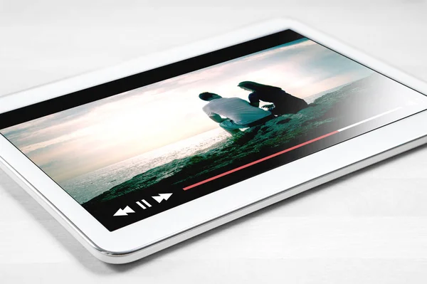 Transmissão Filmes Online Com Dispositivo Móvel Tablet Branco Mesa Madeira — Fotografia de Stock