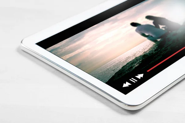 Transmissão Filmes Online Com Dispositivo Móvel Fechar Até Tablet Branco — Fotografia de Stock