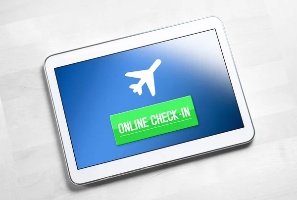 在线检查在申请或网站上的平板电脑 移动设备在木桌准备登机在互联网上飞行 航空公司提供的网络自助服务 — 图库照片