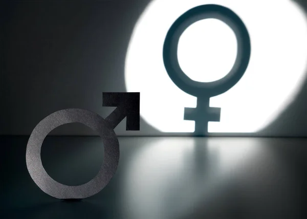性転換 性別適合 トランスジェンダー 性アイデンティティ概念 スポット ライト壁に影で女性と女性のサインを形成で男性と男性のシンボル — ストック写真