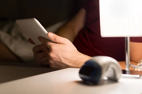 Muž Čtení Elektronické Knihy Nebo Pomocí Tabletu Posteli Moderní Mobilní — Stock fotografie