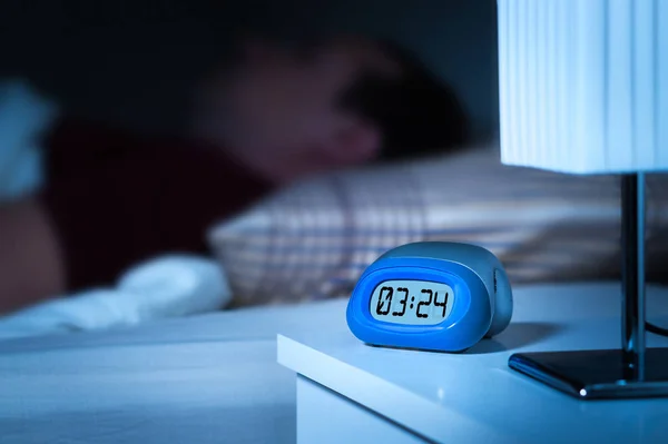 Közelről Digitális Ébresztőóra Éjjeliszekrényre Hálószobában Ember Alszik Ágyban Háttérben Álmodozó — Stock Fotó