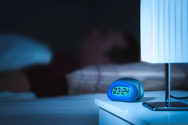 Hombre Durmiendo Cama Reloj Despertador Digital Mesita Noche Dormitorio Efecto — Foto de Stock