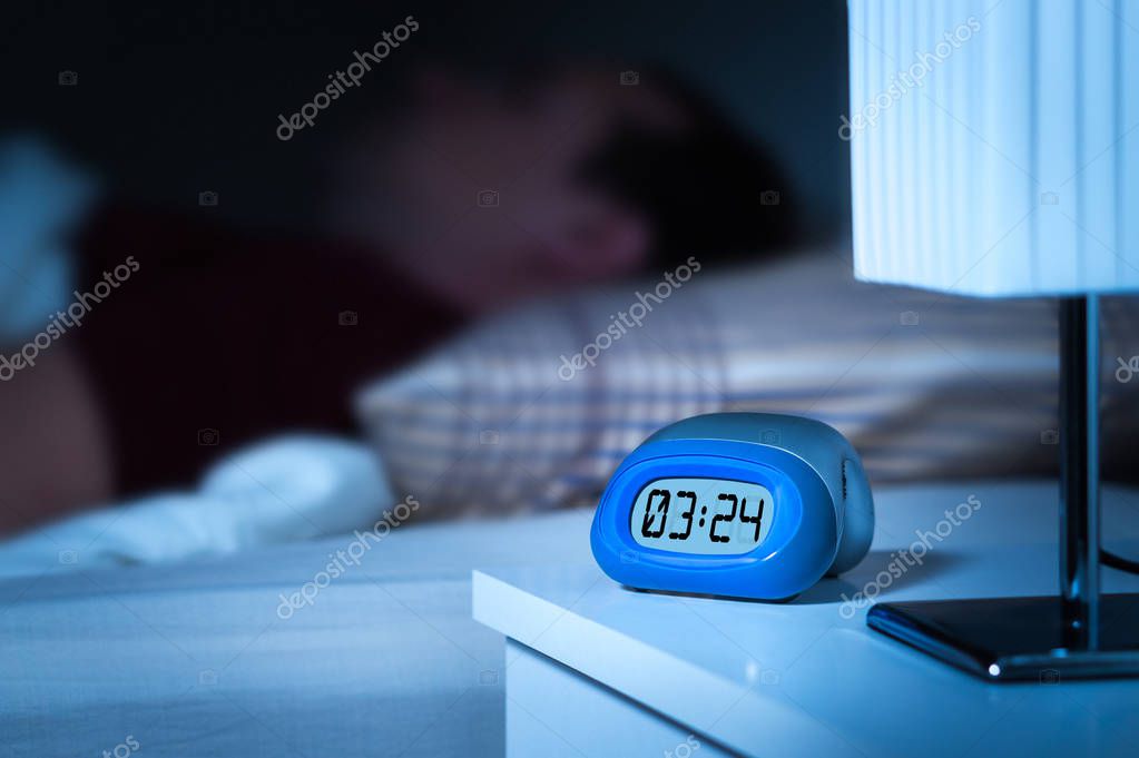 Fotos de Cerca Del Reloj Despertador Digital Mesita Noche Dormitorio Hombre  Durmiendo - Imagen de © terovesalainen #208089646