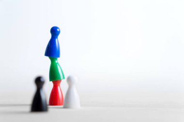 Takım çalışması, gol, birlikte çalışma ve başarı kavramı. İşbirliği, liderlik, başarı ve destek. Renkli masa oyunu piyonlar birbirlerine. Negatif kopya alanı.