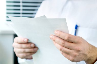 Okuma hastanın tıbbi kayıt kağıdı hastanede doktor. Eczacı reçete ile.