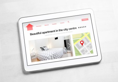 Daireler ve evler online arama mobil cihazla. Tatil ev kiralama veya emlak web sitesi veya uygulama. Kısa süreli kirada oturmak veya tablet yeni ev bulma tatil için hayali internet pazarı.