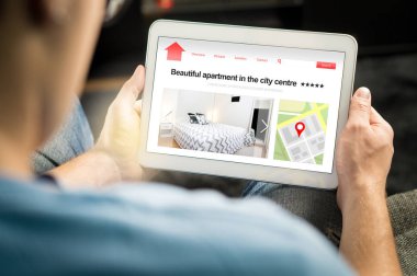 Adam arama daire ve evler online mobil cihazla. Tatil ev kiralama veya emlak web sitesi veya uygulama. Kısa süreli kirada oturmak ya da yeni bir ev bulma tatil için hayali internet pazarı.