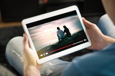 Online film akarsu ile hareket eden aygıt. Film tablet hayali video oynatıcı Servisi izleyen adamım.