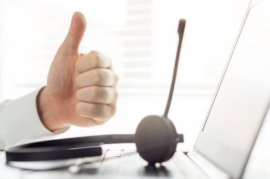 Mutlu yardım masası destek hattı veya merkezi kişi gösteren başparmak ara. Tele pazarlama profesyonel Başlarken satış. İyi geribildirim veya çalışma koşulları. Büyük bir müşteri hizmeti.
