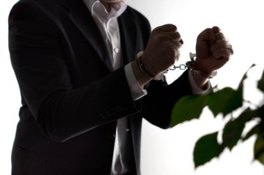 Mali dolandırıcılık kavramı. İşadamı, politikacı ya da kelepçeli elbiseli adam. Pranga iş ceza.