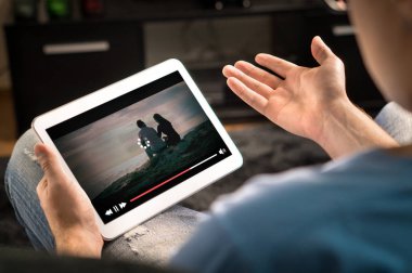 Video akış Servisi online film haddeleme simgesi yükleniyor. Kötü ve yavaş internet bağlantısı. Film oyuncu durdu. Hayal kırıklığına uğramış ve karışık dostum izliyor ve tablet silah yayılan süre tutan.