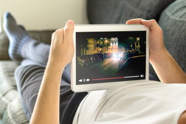 Online film akarsu ile hareket eden aygıt. Film tablet hayali video oynatıcı Servisi izleyen adamım.