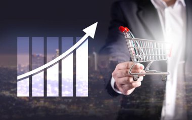 İstatistikler, analytics ve mali rapor. Başarı ve büyüme kavramı. Büyüyen grafiği. İş adamı holding minyatür alışveriş sepeti. Çift Pozlama.