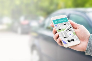 Rideshare taksi uygulaması smartphone ekran üzerinde. Çevrimiçi paylaşım ve sürmek mobil uygulama binmek. Modern insan ve banliyö ulaşım hizmeti. Telefon bir araba ile arka planda tutan adam.