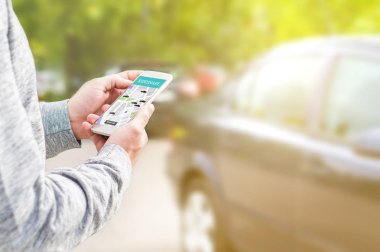 Çevrimiçi paylaşım ve sürmek mobil uygulama binmek. Rideshare taksi uygulaması smartphone ekran üzerinde. Modern insan ve banliyö ulaşım hizmeti. Telefon bir araba ile arka planda tutan adam.