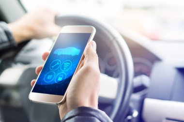 Internet in şeyler (çok) mobil app akıllı telefonu için modern araba içinde. Smartphone ile fütüristik Adas sistemi tutan el. Araç özerk kendini kontrol ile. Kokpit iç görünümü.
