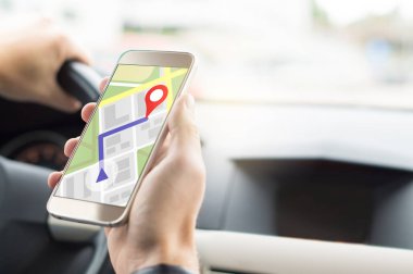 Smartphone içinde hareket eden app ile navigasyon. Online harita ve Gps kullanma cep telefonu ekran üstünde. Araba kullanırken kokpit içinde el holding telefona iç görünümü.