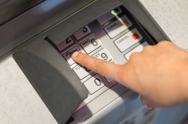 Atm makine için PIN kodu numarasını girerek kadın. Para ve nakit para çekme kavramı. El düğmeleri ve tuş takımı.