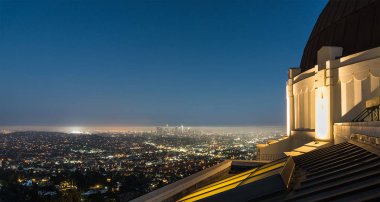 Los Angeles Downtown için gece Griffith Gözlemevi görüntüleyin. Güzellikler cityscape turistik üzerinden.