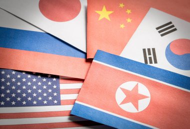 Kuzey Kore, Güney Kore, belirtilen Amerika (ABD), Rusya, Japonya ve Çin bayrağı kağıttan yapılmış.