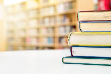 Yığın ve tablo kamu veya okul kütüphanesi kitap yığını. Eğitim, eğitim ve edebiyat hizmet anlayışı negatif kopya alanı ile.