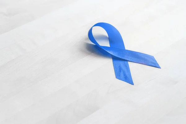 Koncepcja Świadomości Raka Prostaty Blue Ribbon Drewnianym Stole — Zdjęcie stockowe