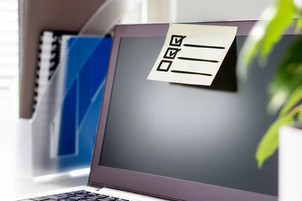 To-do-Liste im Amt. Planungs- und Organisationskonzept. Checkliste der Aufgaben und Agenda für den Arbeitstag. klebriges Papier und schreiben Sie es auf Laptop in Workstation. — Stockbild Liste Amt Planungs Und Organisationskonzept Checkliste Der Aufgaben Und Agenda — Stockfoto