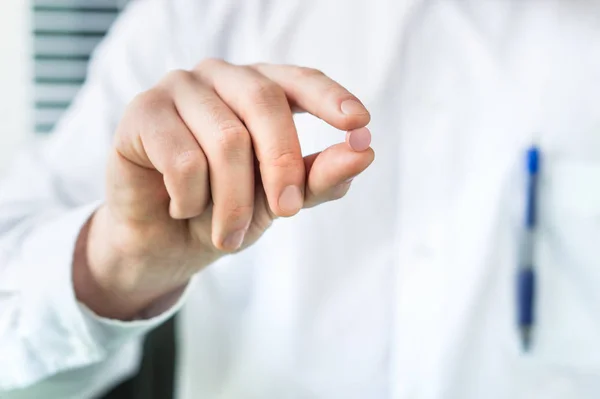 Arzt Oder Apotheker Mit Einer Pille Zwischen Den Fingern Arzt — Stockfoto