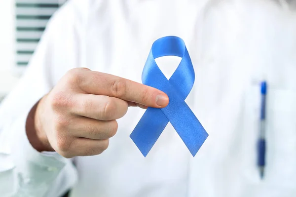 Conceito Consciência Câncer Próstata Médico Segurando Fita Azul — Fotografia de Stock