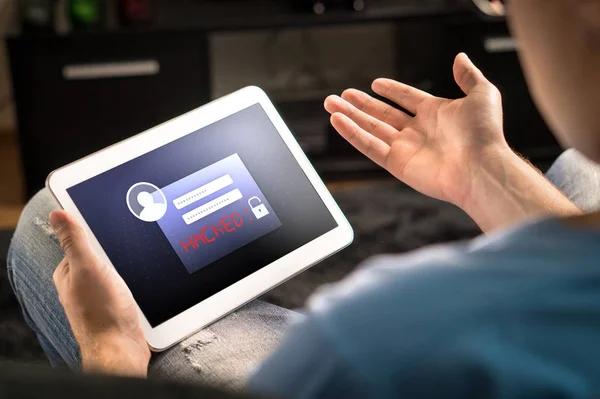 タブレット上のハッキングされたアカウント サイバー セキュリティとインターネット詐欺の概念 モバイル アプリケーションのログインと個人情報やデータの問題 個人情報の盗難やオンライン銀行詐欺 男の手が広がっています — ストック写真