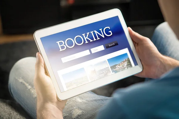 Aplicativo Reserva Site Tela Tablet Homem Procurando Hotel Voos Para — Fotografia de Stock
