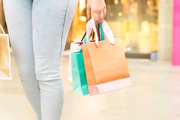 Närbild Kvinna Som Bär Kassar Mall Eller Köpcentrum — Stockfoto