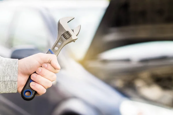 Reparación Automóviles Mantenimiento Inspección Vehículos Hombre Sosteniendo Llave Frente Coche —  Fotos de Stock