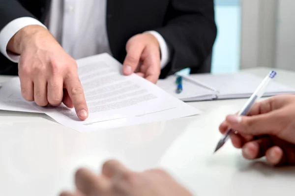 Podpisanie Umowy Lub Porozumienia Bankier Lub Prawnik Pokazuje Klienta Linii — Zdjęcie stockowe