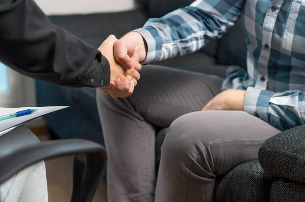 Hombre Mujer Profesional Estrechando Las Manos Apretón Manos Para Acuerdo — Foto de Stock